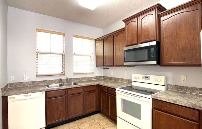 Charming 2-Bedroom, 2.5-Bathroom Townhome Just Minutes from Disney!