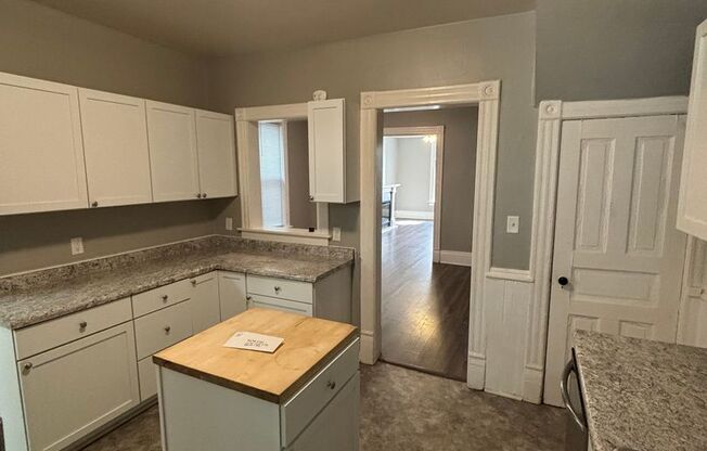 5 beds, 1.5 baths, 5 sqft, $2,500, Unit 918 E Lyon St - Right Side