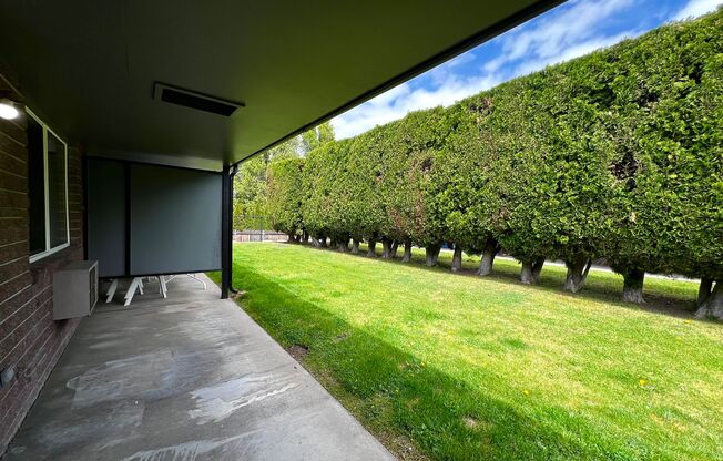 1 bed, 1 bath, $950, Unit R