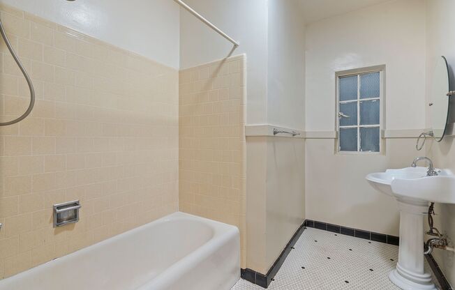 Studio, 1 bath, 725 sqft, $1,995