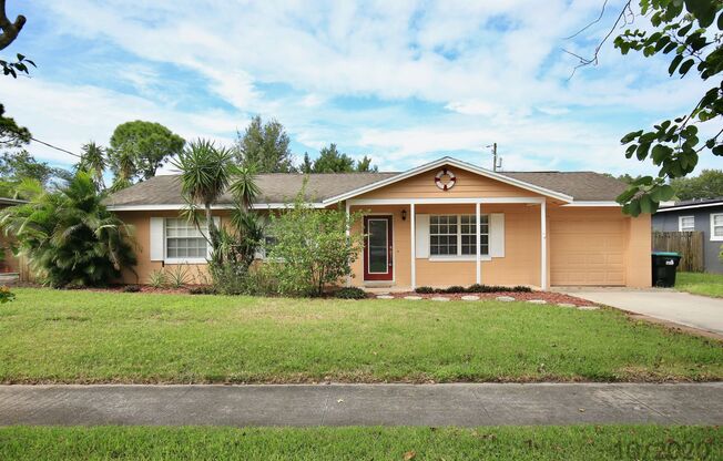 Beautiful 3/2 Spacious Pool Home with a Fenced Backyard and 1 Car Garage in Lake Marsha - Orlando!