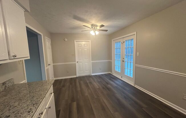 **PRICE IMPROVEMENT** 310 Park Leaf: NEWLY-REMODELED 3BD, 2.5BA home with 1-car garage on wooded lot in cul-de-sac for rent in Peachtree City! AVAILABLE NOW! Ask how you can move into this home with NO SECURITY DEPOSIT!