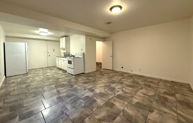 Studio, 1 bath, 400 sqft, $1,200, Unit A
