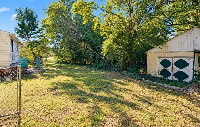 Charming 2BR Bungalow with Spacious Backyard Near Downtown Gastonia!