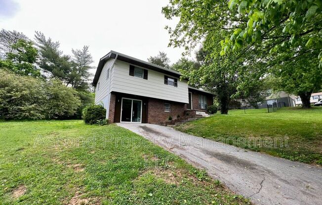 903 VALERIE LN