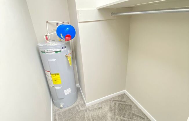 1 bed, 1 bath, 615 sqft, $1,100, Unit 871 Oakwood Villa