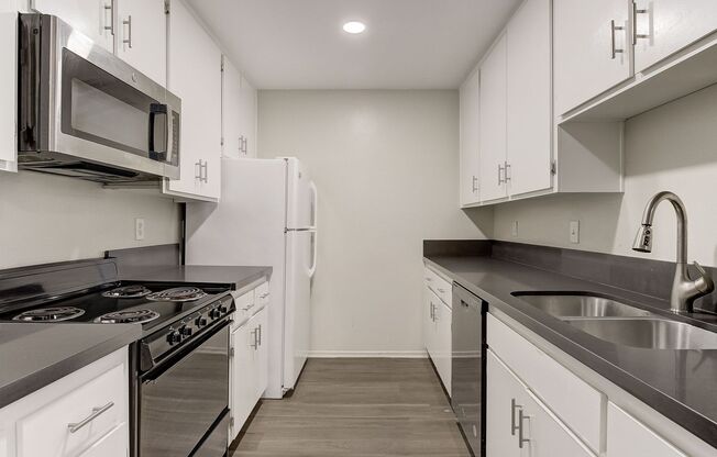 2 beds, 1 bath, 695 sqft, $3,498, Unit 208