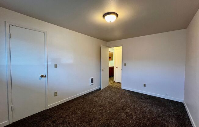 1 bed, 1 bath, $950, Unit R