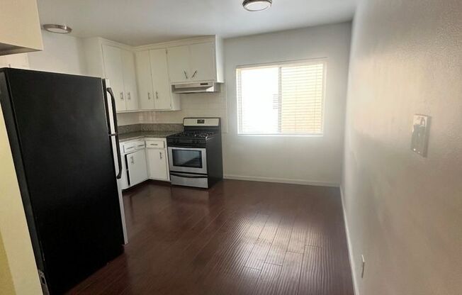 2 beds, 1 bath, $2,300, Unit 12