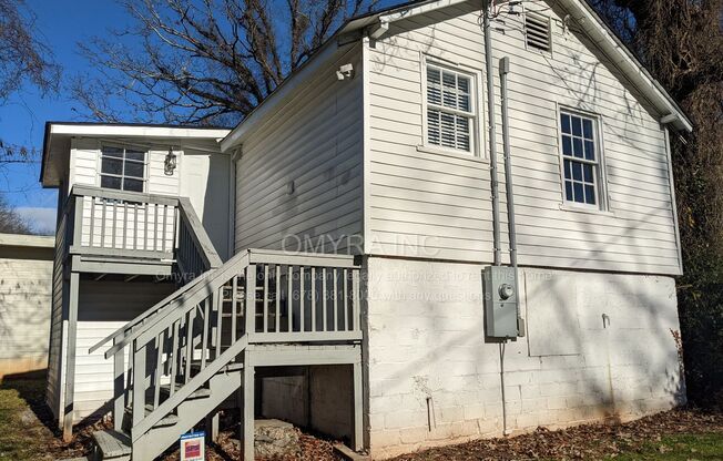 Cozy 2 Bedroom Upper Floor Apartment in Trendy West End Atlanta!