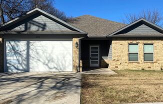 LOVELY 3/2/2 OFF TEXOMA PKWY IN SHERMAN TX! OPEN CONCEPT-INCLUDES SS REFRIGERATOR!