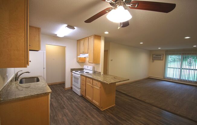 2 beds, 2 baths, 915 sqft, $1,725, Unit 220