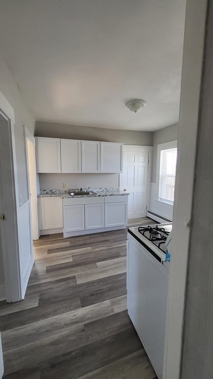 3 beds, 1 bath, $2,250, Unit 19