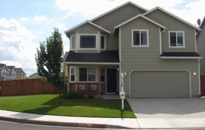 Great 3BD 2.5BA Fisher's Landing! Large Fenced Yard! Lots of  Special Features: Large Windows! Vaulted Ceilings! Bay Window!!