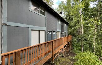 Comfortable 2 Bedroom Retreat with a Beautiful Tree-Lined Setting, Washer/Dryer & Modern Kitchen