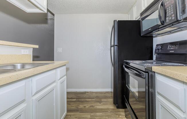 2 beds, 2 baths, 933 sqft, $925