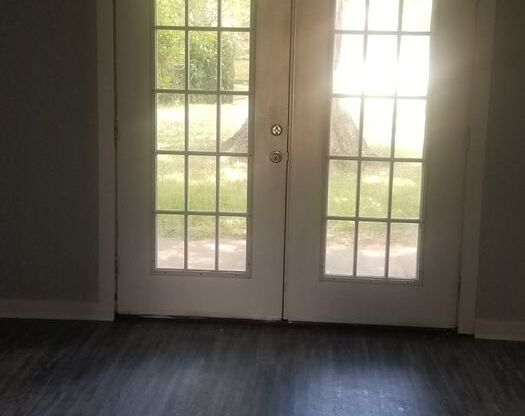 3 beds, 1 bath, $1,300