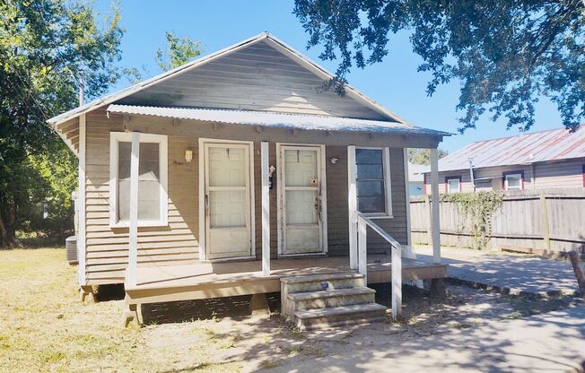 Adorable 2 bedroom 2 bath home available NOW!