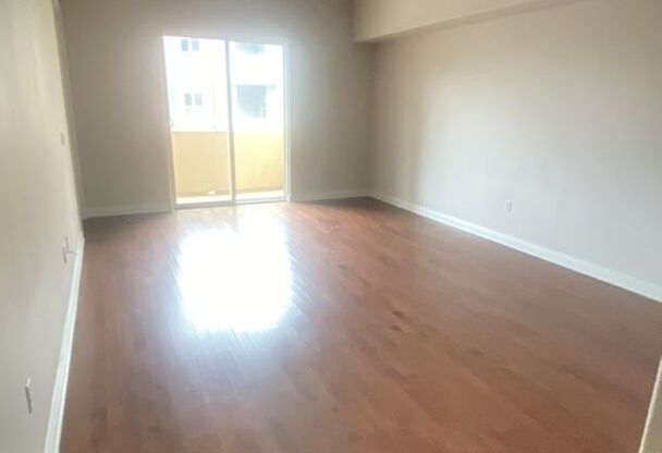 Gorgeous Mid Rise Unit For Lease !!