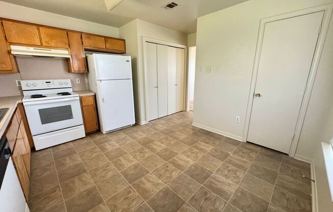 2 beds, 1 bath, 895 sqft, $700