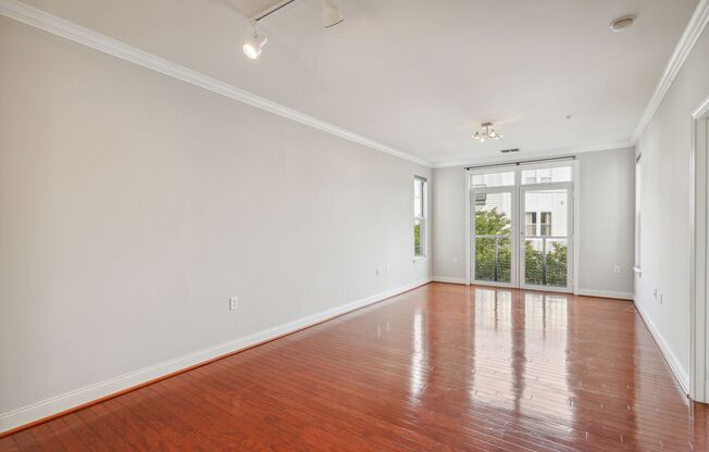 Available Now! High End 1 bed/ 1 bath with Parking! 24 hour concierge!