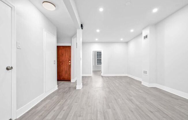 Spacious and Bright Renovated Parlour 2 BR/1BA with  Exclusive Backyard Access