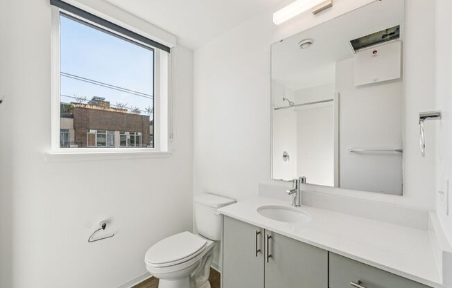 Studio, 1 bath, 290 sqft, $1,550, Unit 221