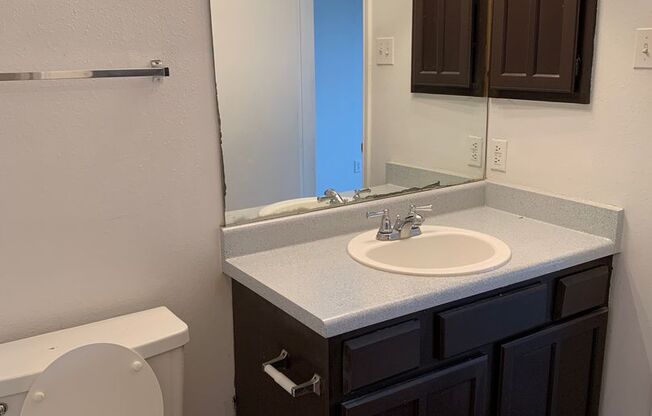 1 bed, 1 bath, 470 sqft, $745, Unit 915