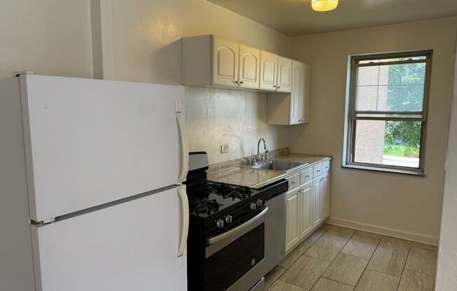 3 beds, 1 bath, $1,675, Unit 102A