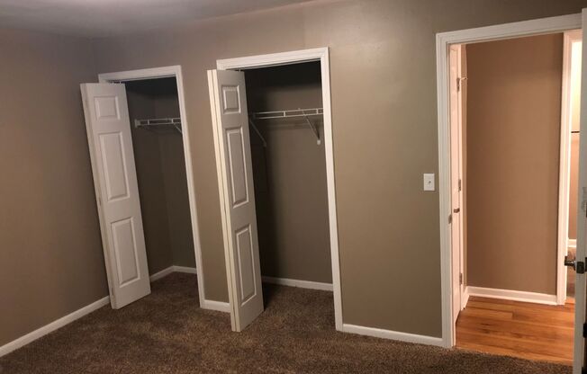 2 beds, 1 bath, 890 sqft, $975, Unit 4-40