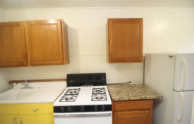 Studio, 1 bath, 10 sqft, $775, Unit 2R