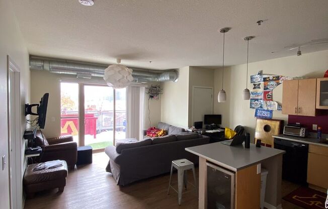 3 beds, 1 bath, $2,145, Unit 502 - Updated