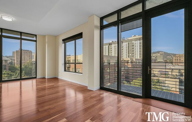 Gorgeous 1br/1.5ba condo + bonus room and Parking in Park Place in the North Pearl