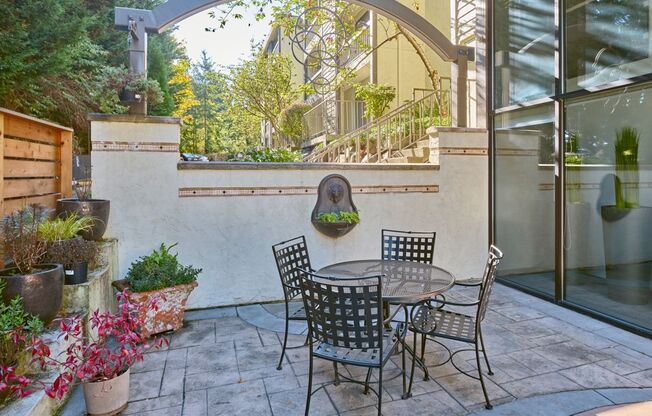 2 beds, 1 bath, 950 sqft, $2,195, Unit 107