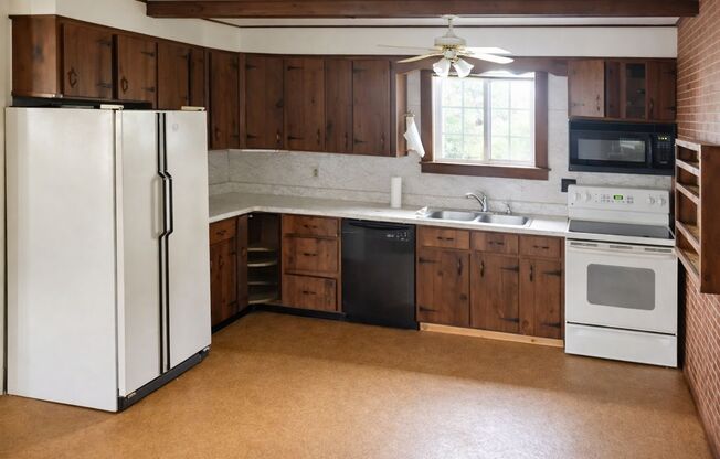 Spacious 5-Bedroom, 4-Bathroom Home Near UVM & Downtown Burlington (10 Walnut St)