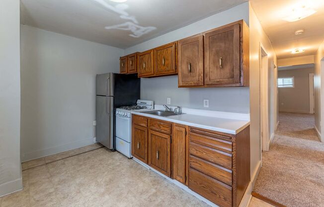 3 beds, 1 bath, $1,255, Unit 1300