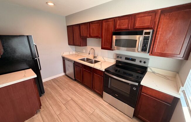 Charming 2 Bedroom, 2 Bathroom Single-Level Apartment in Cozy Phoenix Community
