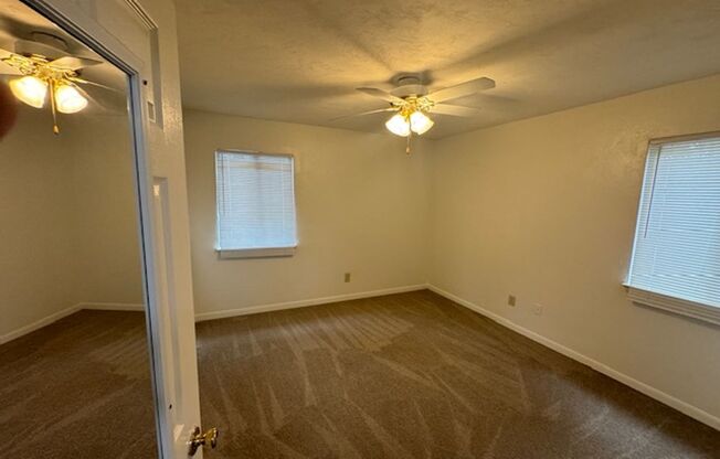 2 beds, 1 bath, 900 sqft, $1,300