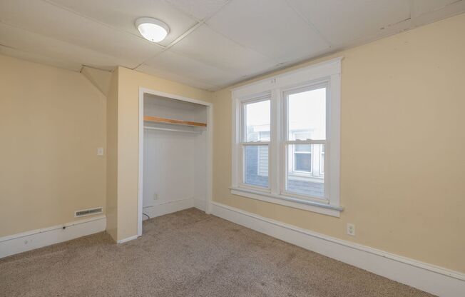 3 beds, 1 bath, 600 sqft, $800, Unit 343 1/2 N main St