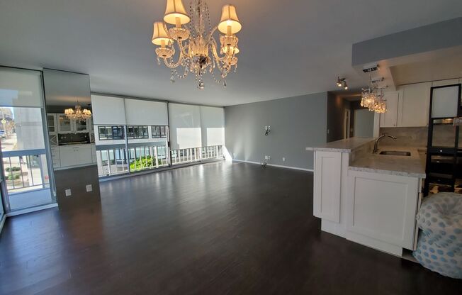 Renovated Pacific Heights 2x2 Condo with garage parking