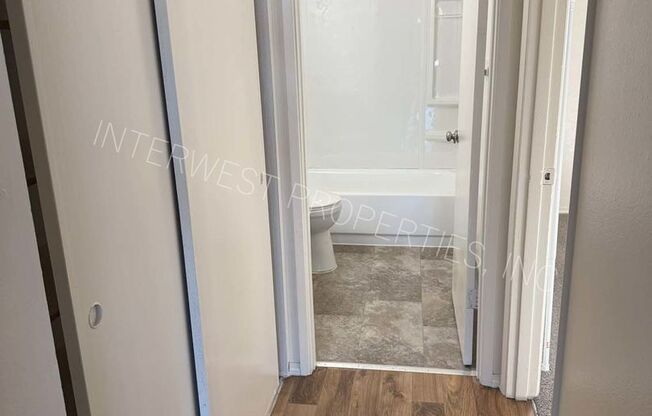 1 bed, 1 bath, 527 sqft, $1,250, Unit 32-2