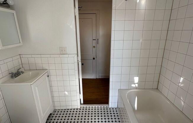 Studio, 1 bath, 295 sqft, $835, Unit Old King Edward 351