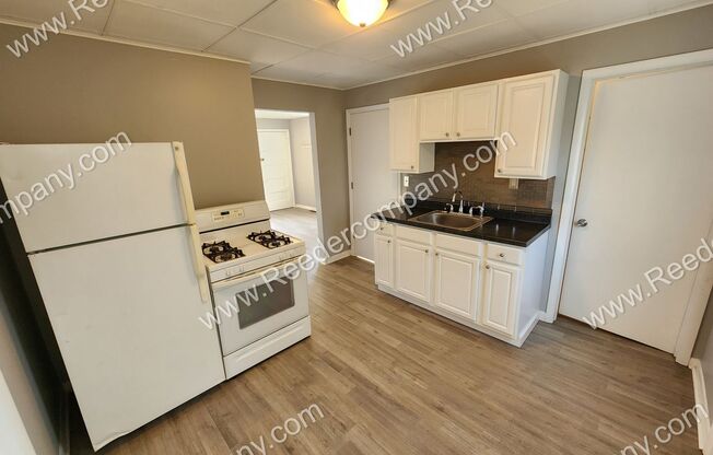 3 beds, 1 bath, $1,350, Unit 2nd floor