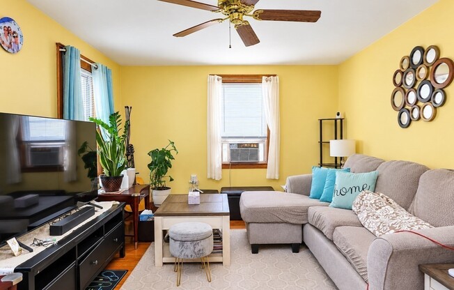 2 beds, 1 bath, 900 sqft, $2,300, Unit 2
