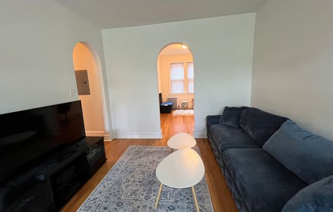 Lovely Renovated 1 BR In North Center