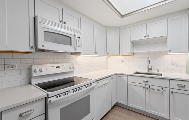 40 E Delaware Pl East Delaware Pl.