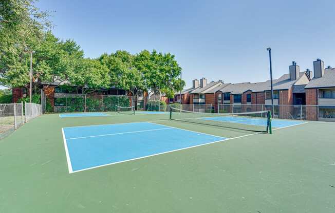 the preserve at ballantyne commons tennis court with apartments in the background