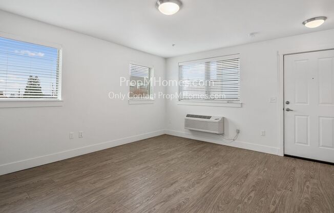 1 bed, 1 bath, $1,549, Unit 4975 NE 14th Place - Unit 205