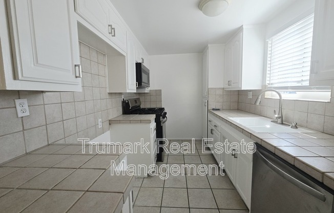 210 W TUJUNGA AVE