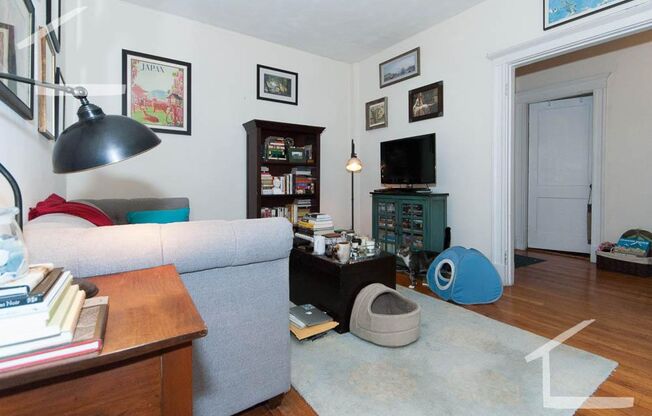 2 beds, 1 bath, $2,900, Unit 7B